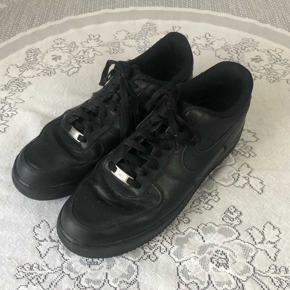 SHOES - Men's Nike Air Force 1 07' Leather Low Top Shoes in Black. Size 11.5
